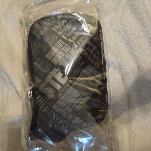 Lululemon 1L NWT manifesto bag